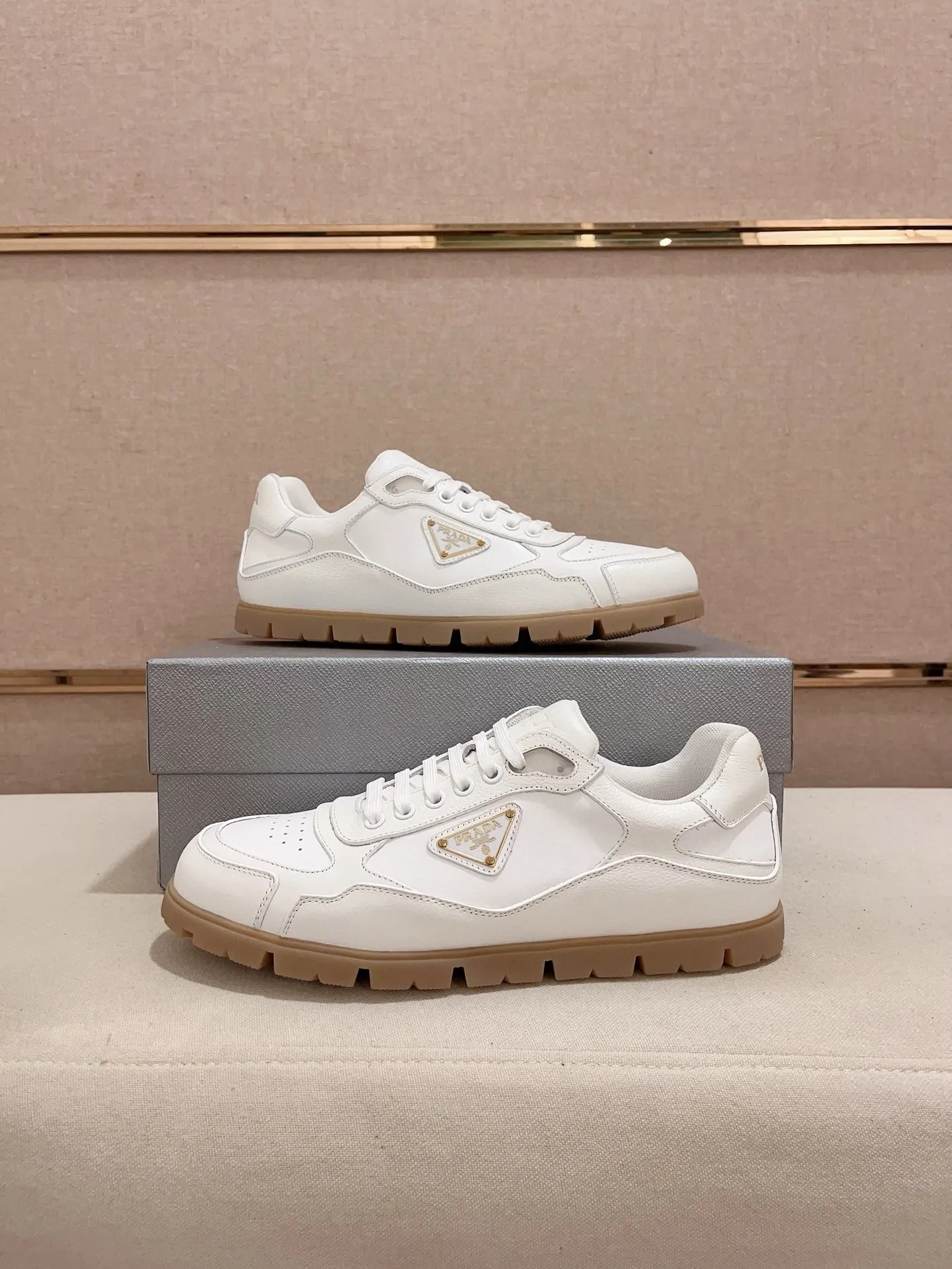 Men's shoes 💰 540💰 ✔️✔️✔️Higher version High-quality new PRADA (Prada) counters are launched at the same time. The new men's shoes and 😘 fabrics are made of high-tech glue-making technology. Lining: Full cowhide lining. 👍🏿 High-end ☄️ air-cushion molded anti-slip rubber outsole, exquisite lines, simple and elegant, comfortable and high-end for leisure travel. Code number: 38 to 44 (45 can be customized and cannot be returned or exchanged)